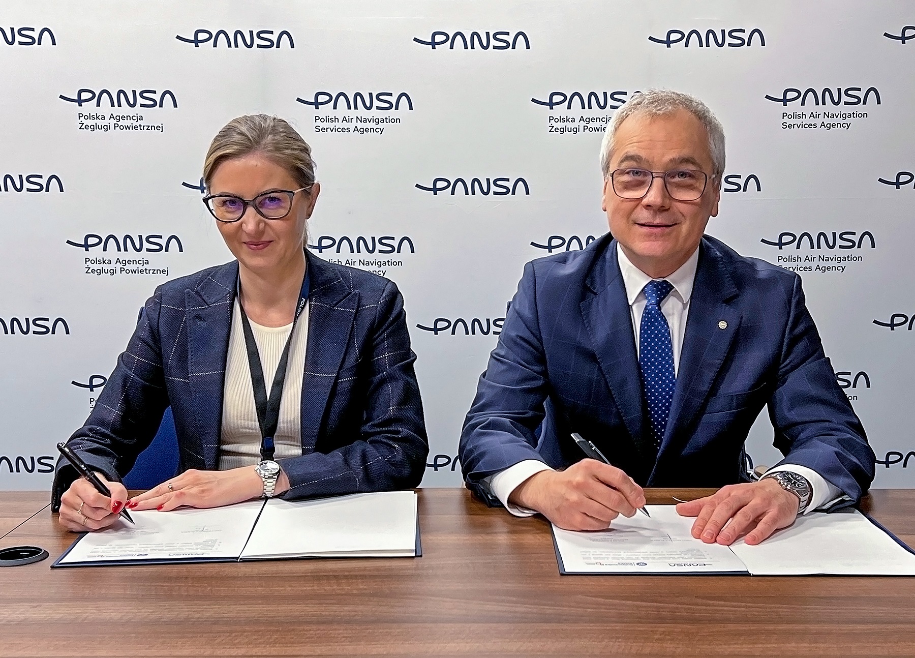 Na zdjęciu widzimy rektora i Panią prezes podpisujących umowy