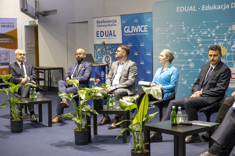 Na zdjęciu widzimy panelistów rozmawiających ze sobą