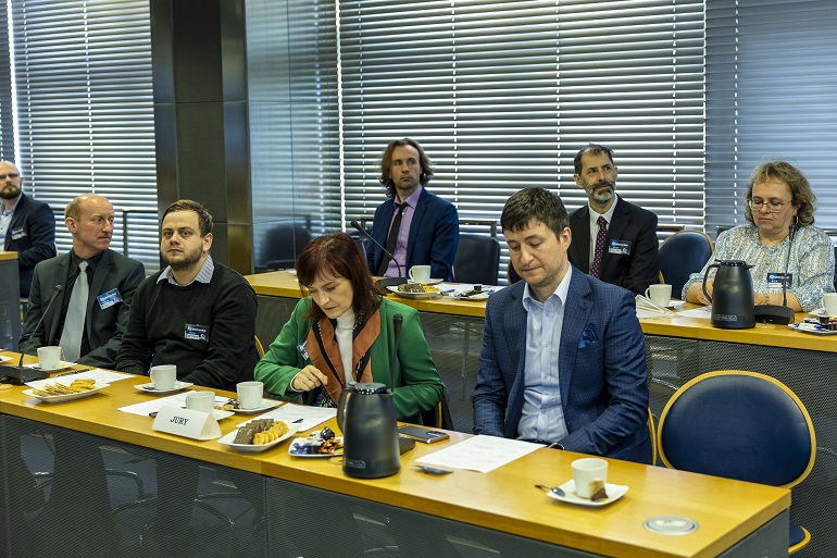 Do konkursy zgłosili się uczniowie z całej Polski. Spośród 40 nadesłanych projektów, do finału jury zakwalifikowało 10 z nich. – Są to projekty zróżnicowane z szerokiego zakresu elektroniki, począwszy od urządzenia do rehabilitacji stawu skokowego sterowanego elektronicznie poprzez system informujący kierowców o zbliżających się pojazdach uprzywilejowanych aż po prototyp urządzenia zwiększającego wydajność ogniw fotowoltaicznych z systemem zdalnego sterowania – mówił dr inż. Jarosław Wrotniak z Katedry Systemów Cyfrowych. Zgłaszane do konkursu projekty są innowacyjne i na bardzo wysokim poziomie. – Jestem pod ogromnym wrażeniem, to jest naprawdę wysoki poziom. Dla mnie ważne jest też to, czy rozwiązanie ma potencjał wdrożeniowy lub jest czymś, czego na rynku jeszcze nie ma, czy wpisuje się w jakąś lukę, a ci młodzi ludzie ze swoim świeżym spojrzeniem wychwycili to i przychodzą z gotowym rozwiązaniem. W tym roku będę zwracała także uwagę na to, jak te projekty wpisują się zieloną transformację, realizację celów klimatycznych czy dane rozwiązanie uwzględnia kwestie obniżenia śladu węglowego oraz ilości zużytej energii – powiedziała Ewa Mikos-Romanowicz dyrektor ds. rozwoju biznesu w Siemens, która była jednym z członków jury oceniającego projekty.