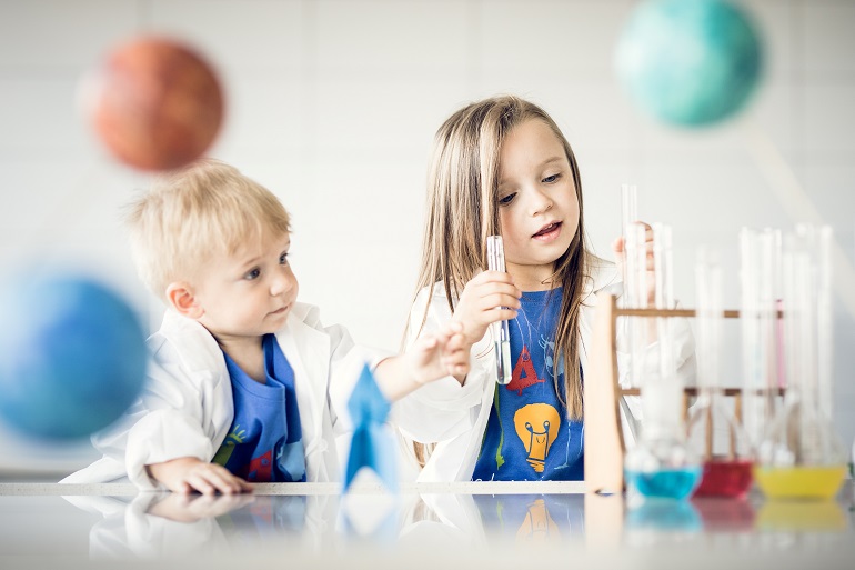Na zdjęciu widzimy dwójkę dzieci w laboratorium