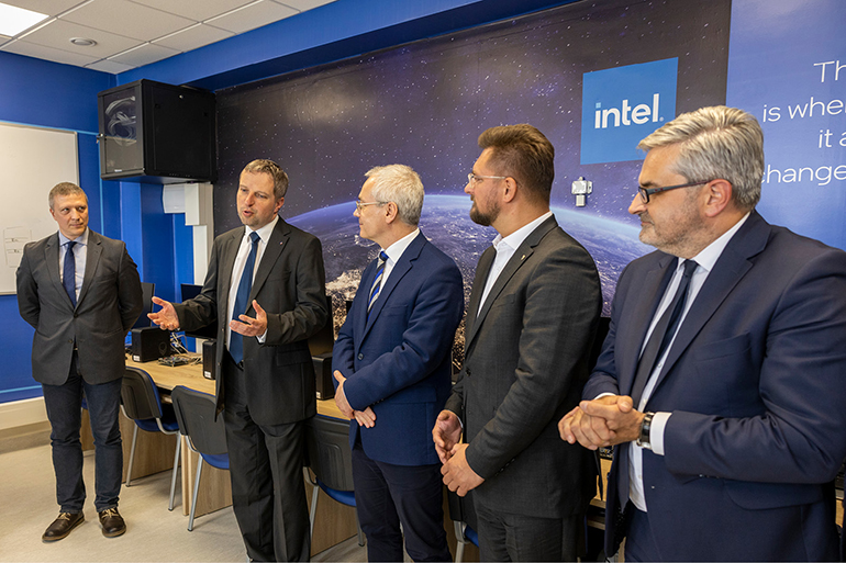 Na zdjęciu widać gości uroczystości otwarcia Laboratorium Firmy Intel