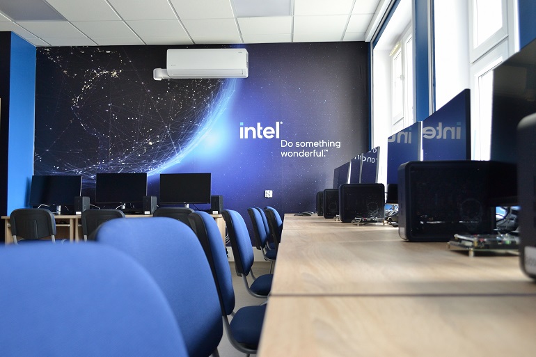 Na zdjęciu widzimy laboratorium Intela