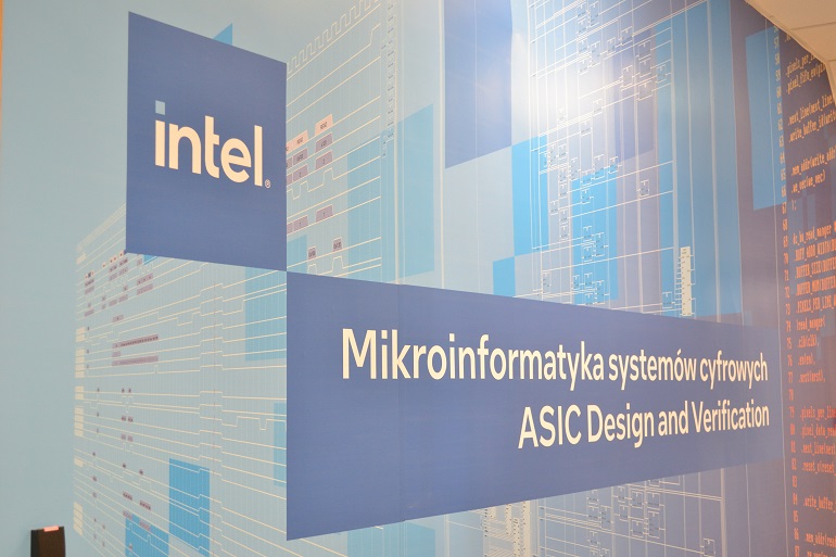 Na zdjęciu widzimy ścianę z logiem firmy INTEL