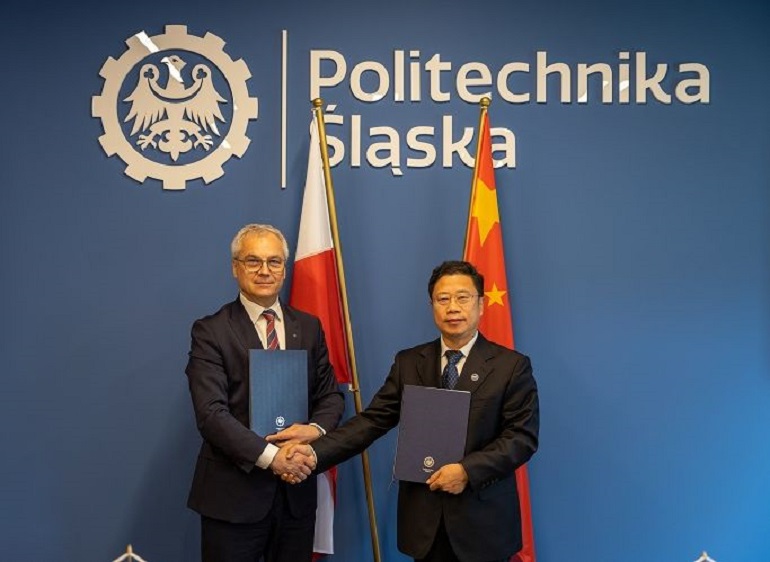 Na zdjęciu rektor oraz sekretarz Partii Uniwersytetu Yanshan
