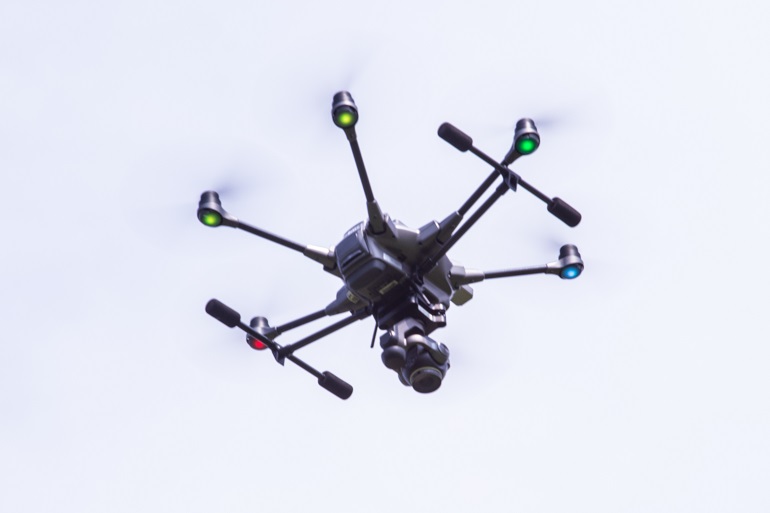 Na zdjęciu widzimy drona w locie
