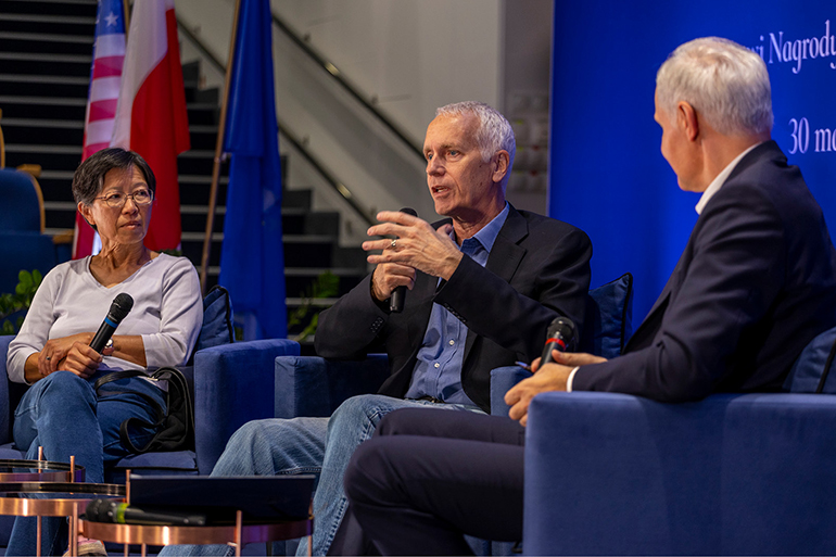 Na zdjęciu widać prof. B. Kobilkę z żoną i prof. Marka Pawełczyka na scenie