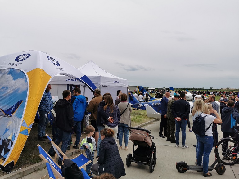 Piknik lotniczy stoisko uczelni i ludzie