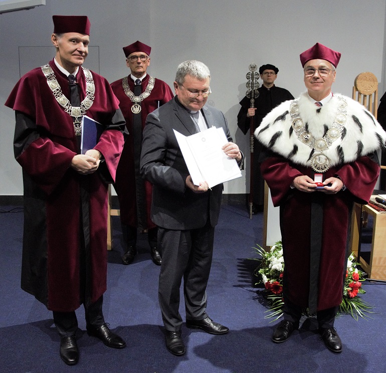 na zdjęciu widzimy uroczystośc wręczenia tytułu Honorowego Profesora. Rekotrów w togach oraz ks. profesora