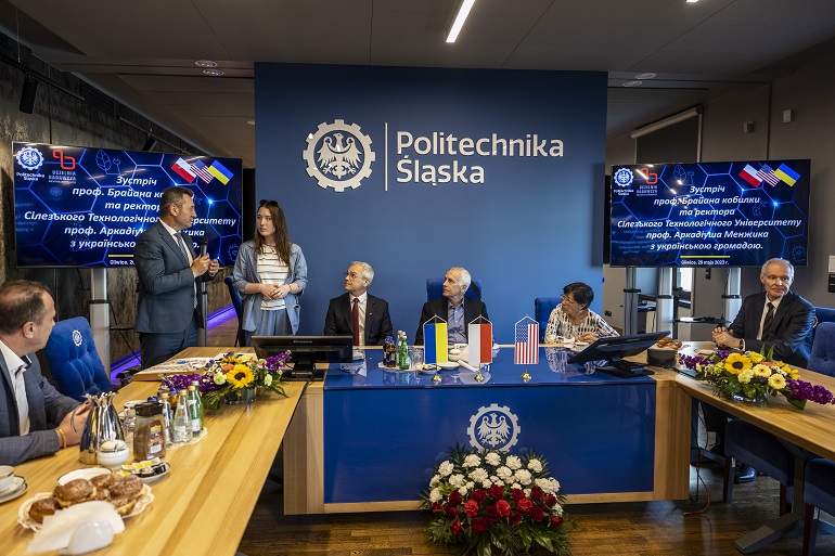 Na zdjęciu widzimy sale senatu i uczestników spotkania siedzących za stołami