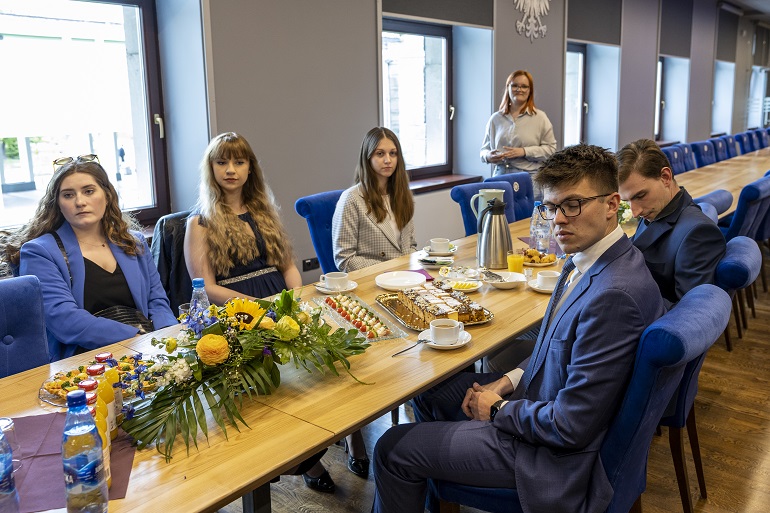 Na zdjęciu widzimy kilkoro laureatów siedzących przy stole w Sali senatu
