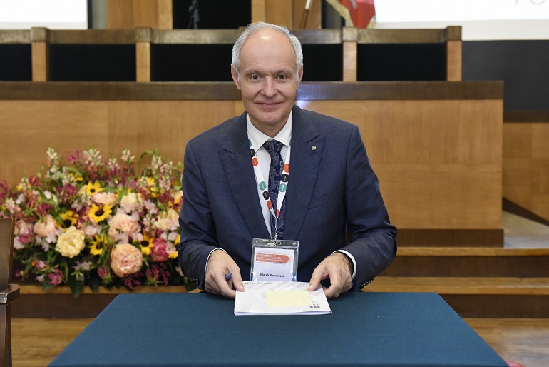 prof. Paweęłczyk podpisał umowę na AGH