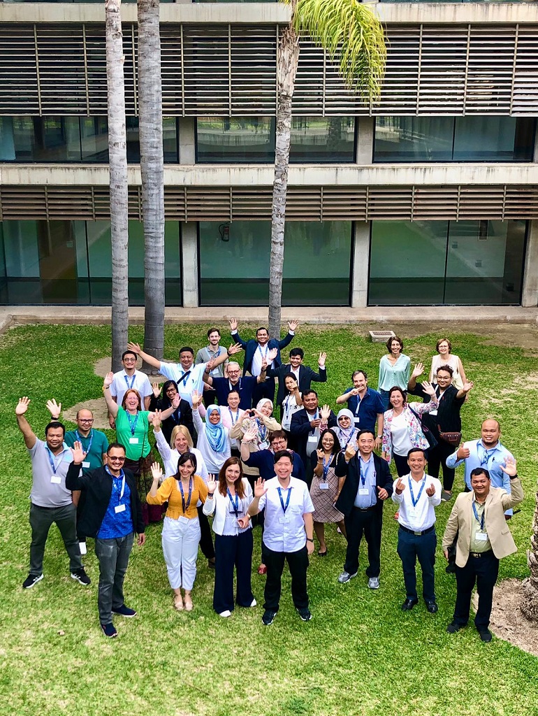 Na zdjęciu widzimy uczestników spotkania na terenie kampusu uczelni gdzie było spotkania