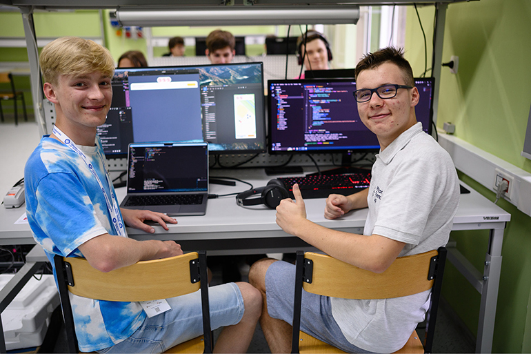 Na zdjęciu widać uczestników CYBERHACKHATONU 2023