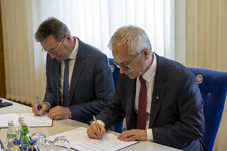 Na zdjęciu rektorzy obu uczelni podpisują umowę