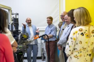 Na zdjęciu widzimy grupę rektorów zwiedzających jedno z laboratoriów