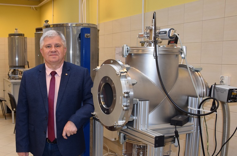 Na zdjęciu widzimy prof. Mendalę na tle aparatury laboratoryjnej