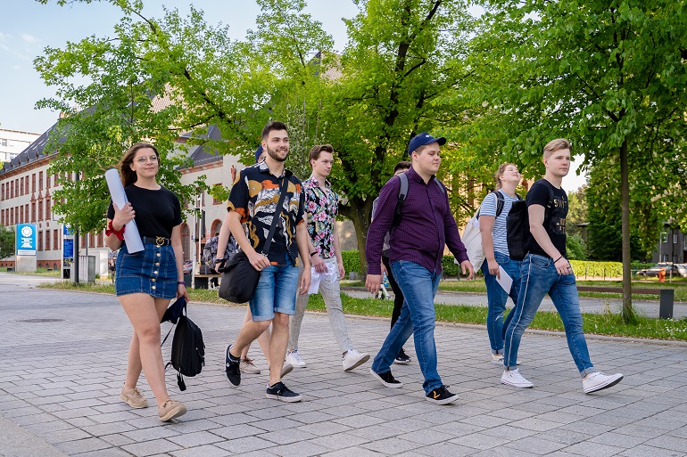 studenci idą kampusem