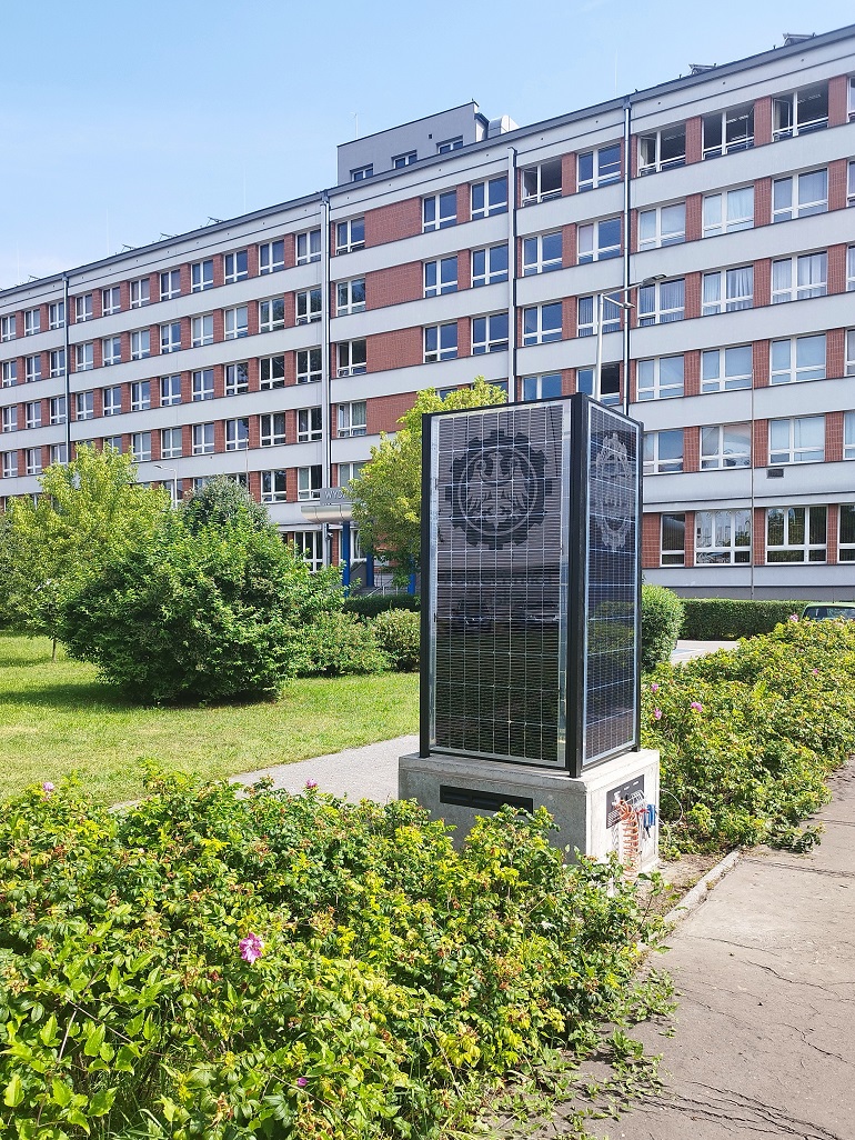 Na zdjęciu widzimy autonomiczna stacje rowerową w kształcie cokołu zbudowaną z paneli fotowoltaicznych
