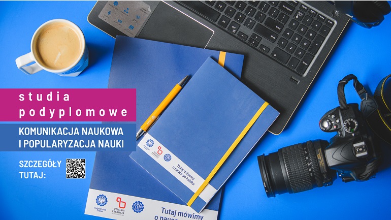 na zdjęciu plakat reklamowy studiów. Na stile widać aparat fotograficzny, notes, laptop, i kubek kawy