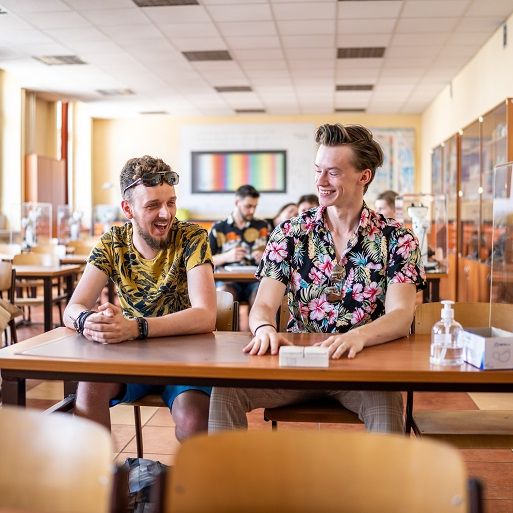 Na zdjęciu widzimy salę wykładową z ławkami przy których siedzą studenci