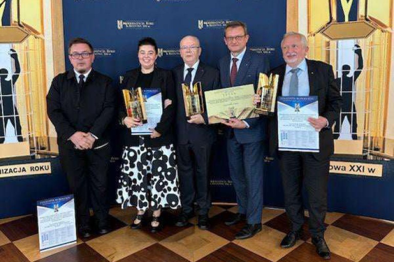Na zdjęciu widzimy laureatów ze statuetką