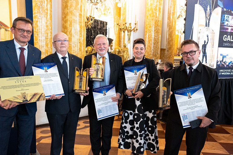 Na zdjęciu widzimy laureatów ze statuetką