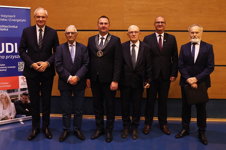 na zdjęciu władze uczelni i wydziału