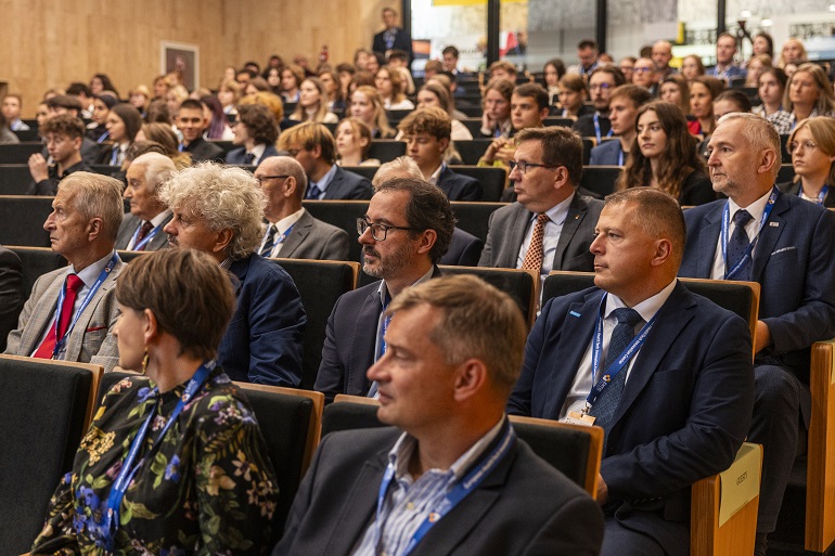 na zdjęciu sala konferencyjna i uczestnicy spotkania