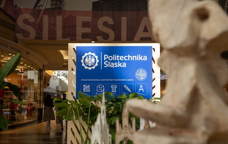 zdjęcie galerii na pierwszym planie banner z logiem Politechniki Śląskiej