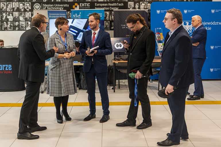 na zdjęciu kilku uczestników konferencji prowadzą rozmowę
