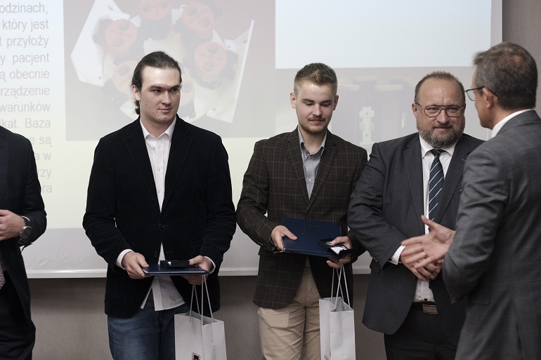 na zdjęciu widzimy laureatów