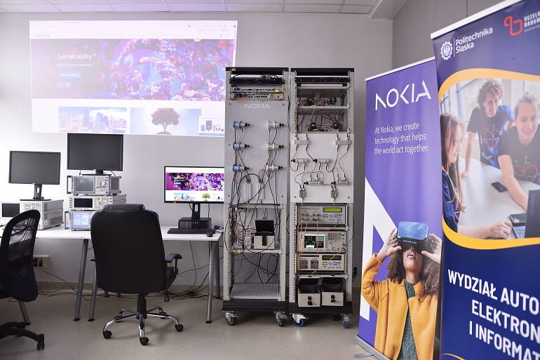 na zdjęciu widzimy laboratorium serwery i stanowiska komputerowe