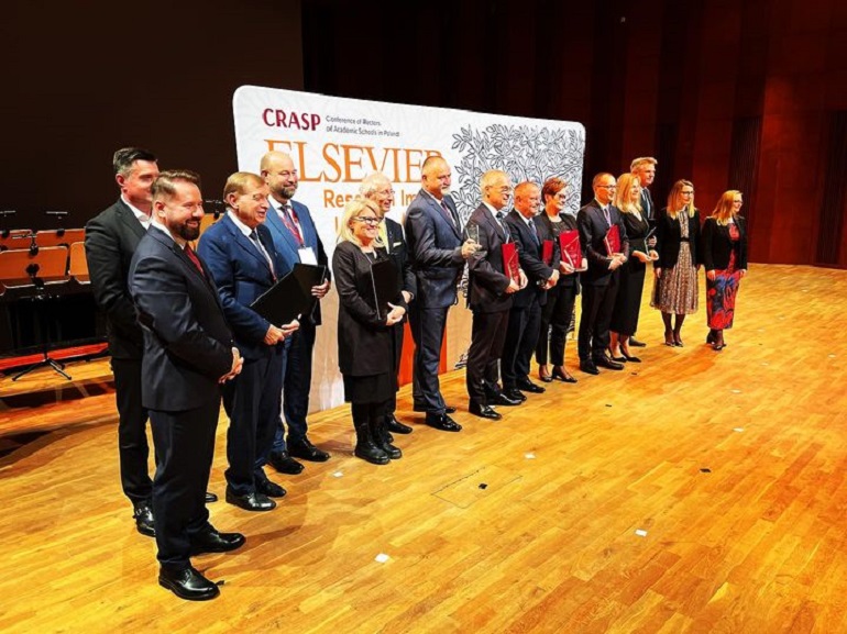 na zdjęciu uczestnicy gali. Stoją na scenie