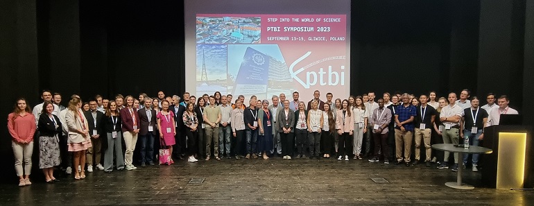 na zdjęciu wszyscy uczestnicy sympozjum