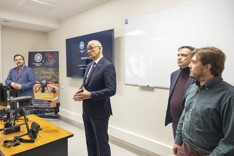 na zdjęciu widzimy lekcje szkoły dronowej