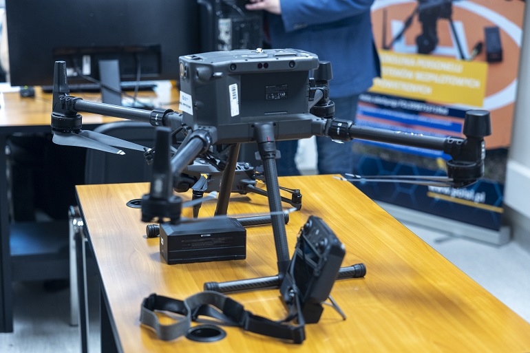 na zdjęciu widzimy drona na biurku