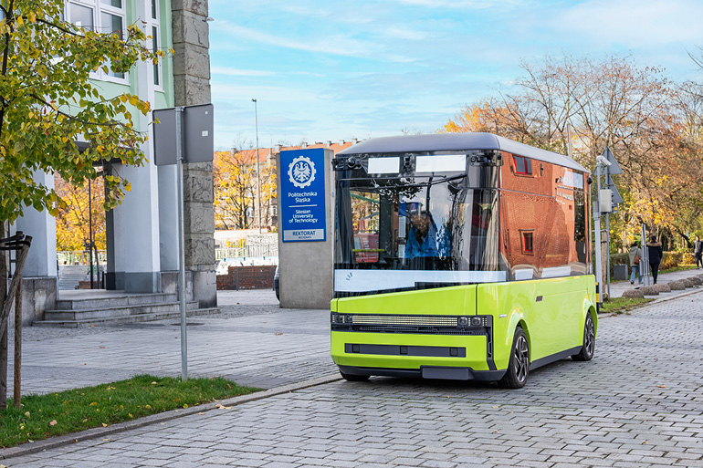 Na zdjęciu zielony mały autobus