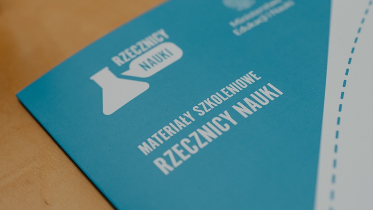 zdjęcie papierowej teczki na dokumenty z napisem rzecznicy nauki w terenie