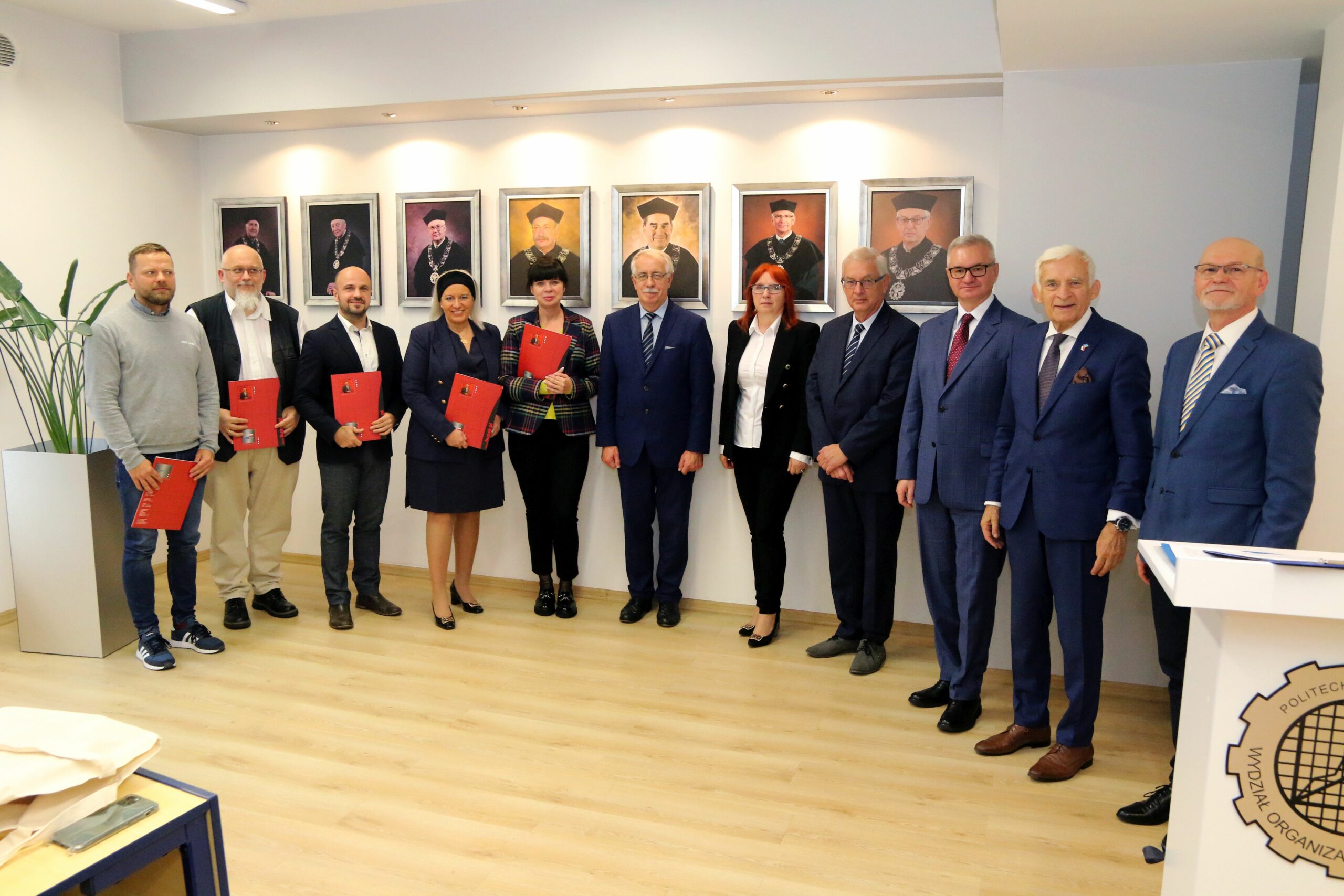 Na zdjęciu widzimy uczestników sesji i laureatów konkursu stojących w Sali dziekańskiej