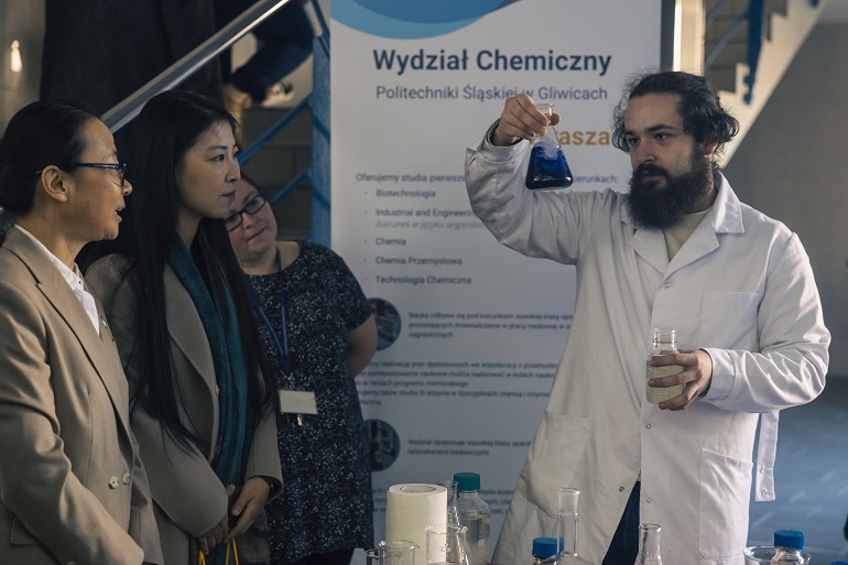 na zdjęciu widzimy naukowca z probówką