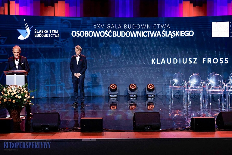 Na zdjęciu dziekan Fross na scenie podczas odbierania nagrody
