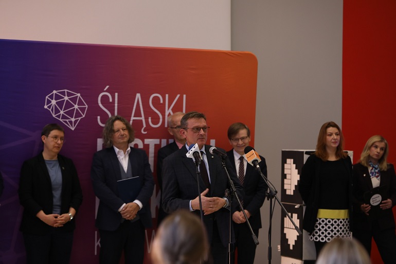 na zdjęci przemawia prorektor Trawiński