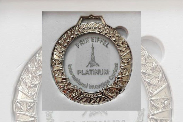 na zdjęciu platynowy medal w pokrowcu z napisem
