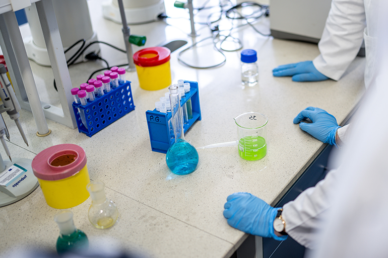 Na zdjęciu widać laboratorium chemiczne