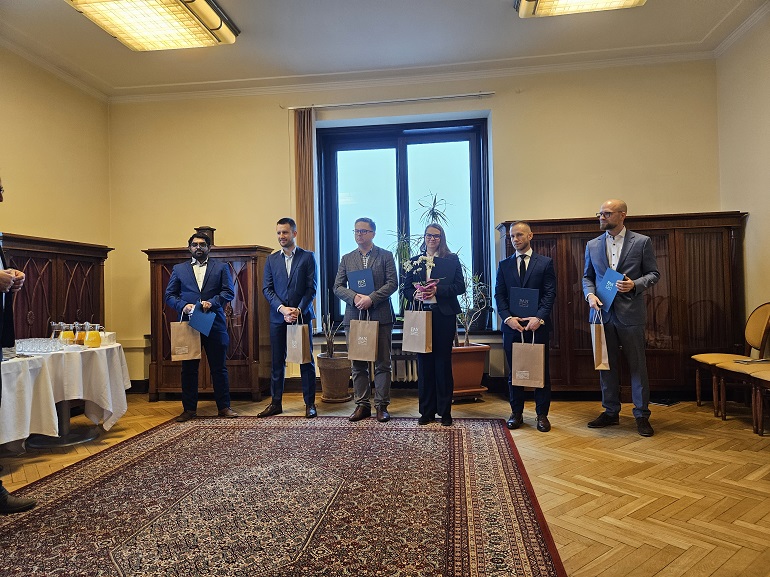 na zdjęciu wielka sala w oddali sześcioro laureatów nagrody