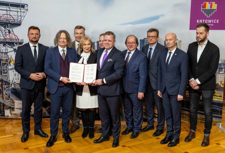 wspólne zdjęcie sygnatariuszy umowy