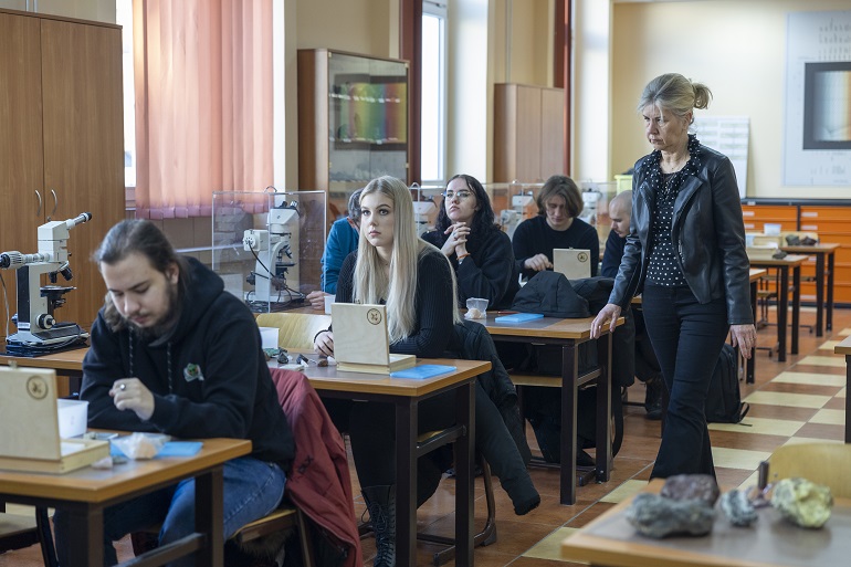 Na zdjęciu widzimy uczestników warsztatów rozpoznawania minerałów siedzących w ławkach