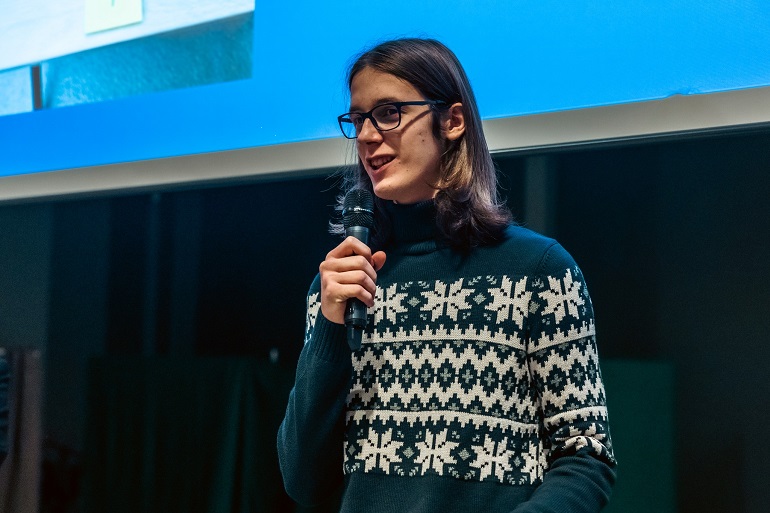 na zdjęciu Beniamin mówi do mikrofonu