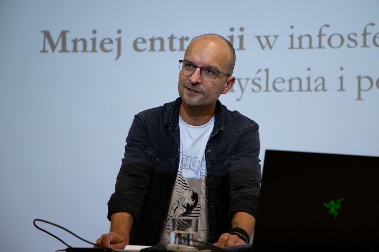 na zdjęciu profesor w czasie wykładu fot. Jakub Sobczak / NASK Science