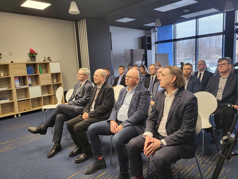 na zdjęciu zebrani w sali konferencyjnej uczennicy siedzą na krzesłach